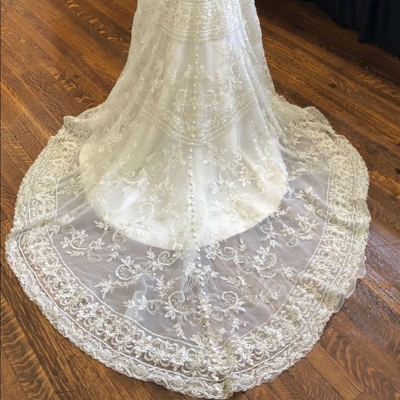 Allure Couture Wedding Dress - Sample - Picture 6 of 8